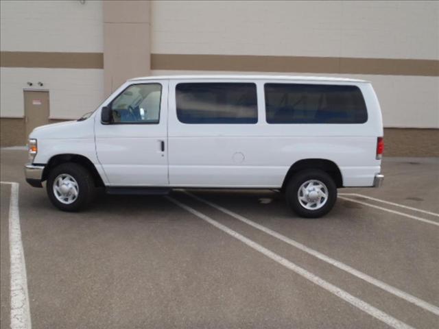 2010 Ford Econoline Wagon Base - Prem. Pkg, White Roof