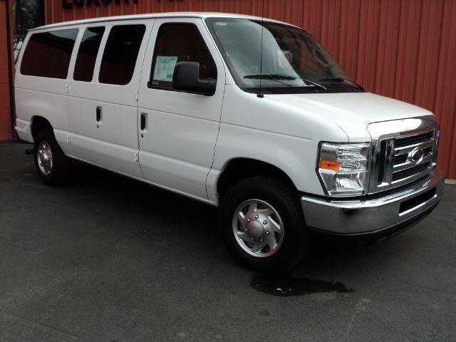 2010 Ford Econoline Wagon Base - Prem. Pkg, White Roof