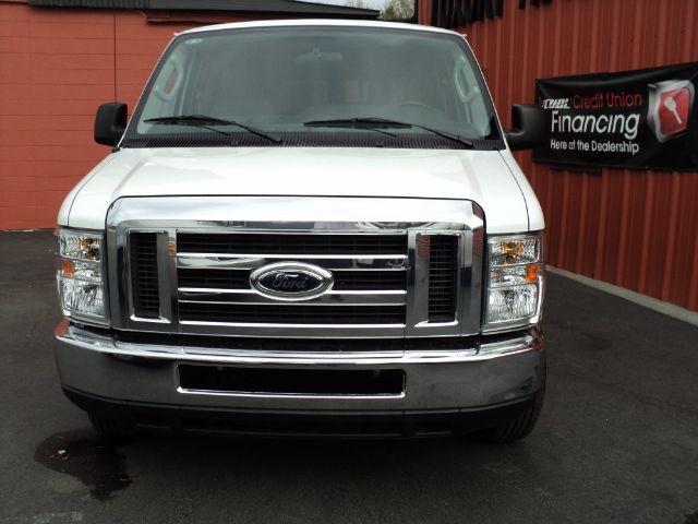 2010 Ford Econoline Wagon Base - Prem. Pkg, White Roof