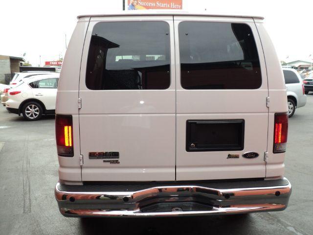 2010 Ford Econoline Wagon Base - Prem. Pkg, White Roof