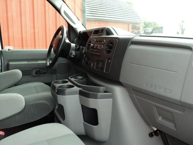 2010 Ford Econoline Wagon Base - Prem. Pkg, White Roof