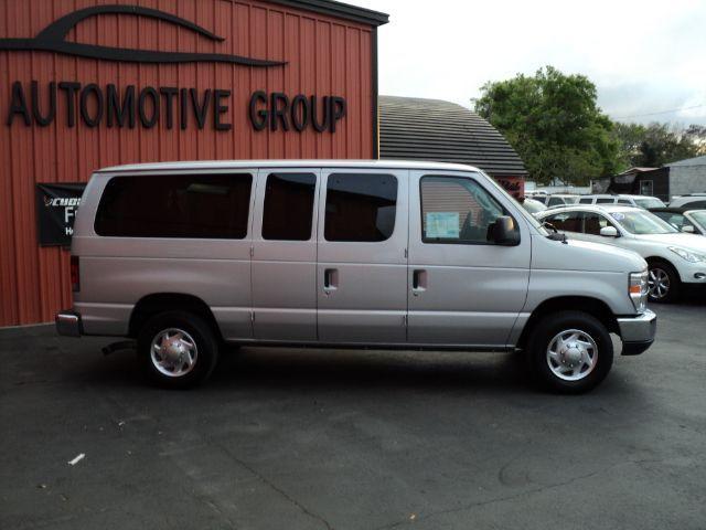 2010 Ford Econoline Wagon Base - Prem. Pkg, White Roof