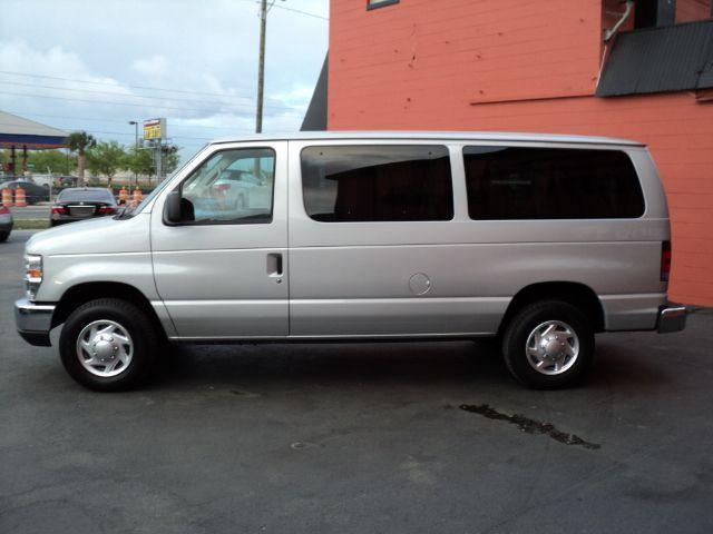 2010 Ford Econoline Wagon Base - Prem. Pkg, White Roof