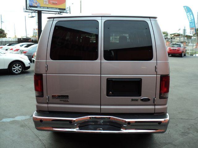 2010 Ford Econoline Wagon Base - Prem. Pkg, White Roof