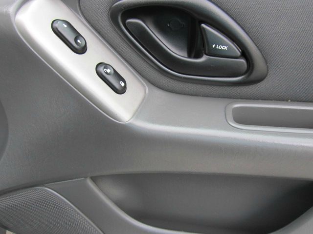 2004 Ford Escape ESi