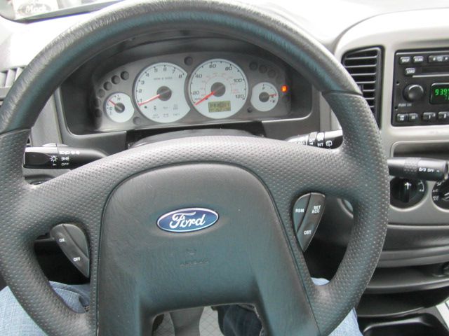 2004 Ford Escape ESi