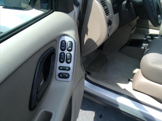 2004 Ford Escape ESi