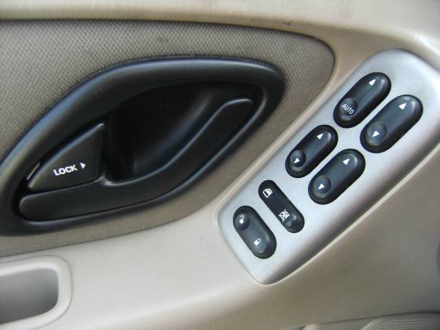 2004 Ford Escape ESi