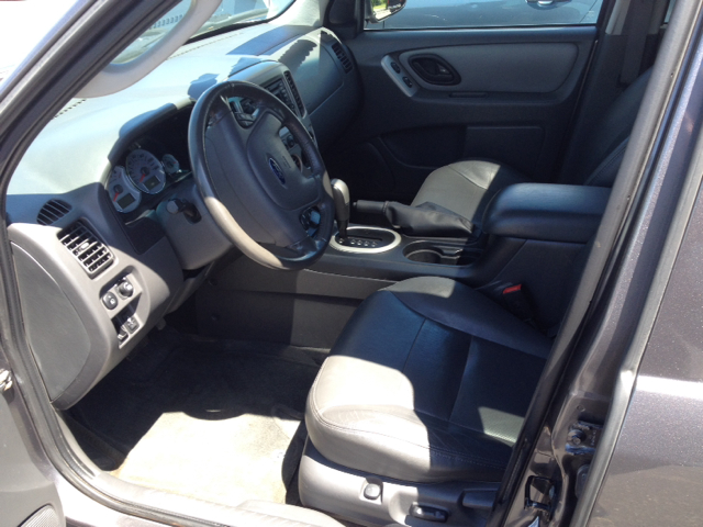 2006 Ford Escape Hybrid LS Flex Fuel 4x4 This Is One Of Our Best Bargains