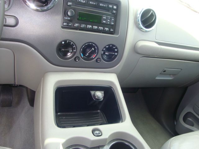 2005 Ford Expedition 4dr Sdn 2.4L FWD