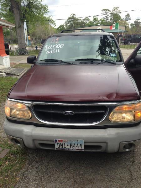 2000 Ford Explorer 2008 Subaru 5-passenger