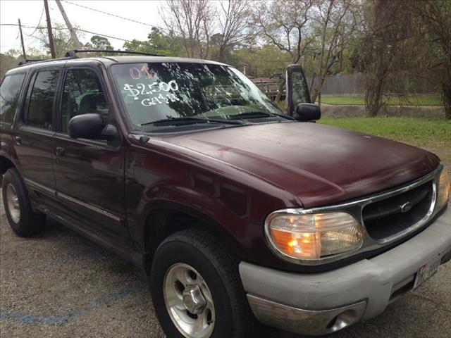 2000 Ford Explorer 2008 Subaru 5-passenger