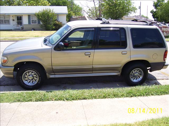 2000 Ford Explorer XLS