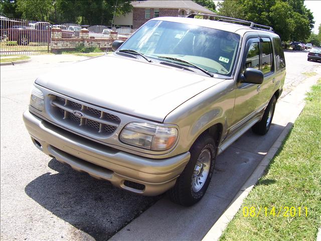 2000 Ford Explorer XLS