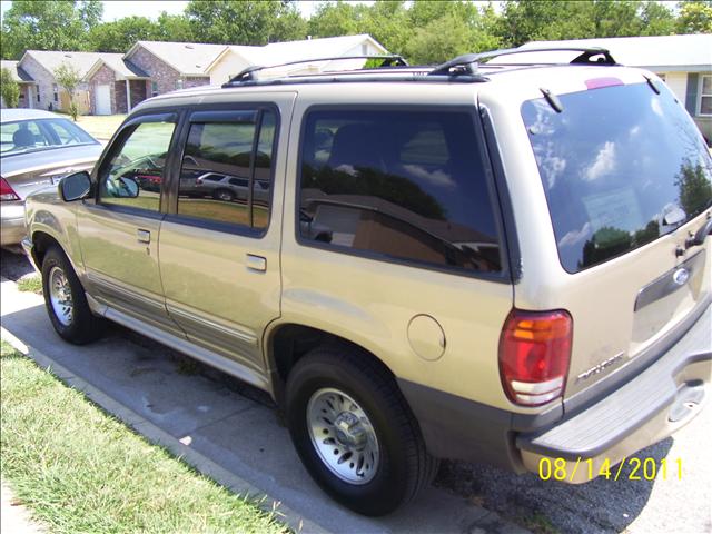 2000 Ford Explorer XLS