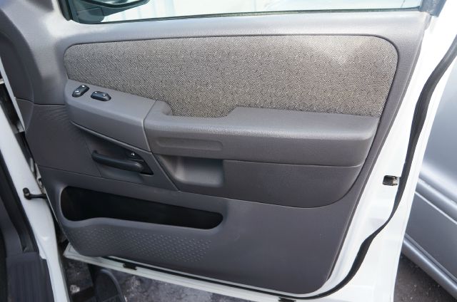 2005 Ford Explorer LT CREW 25