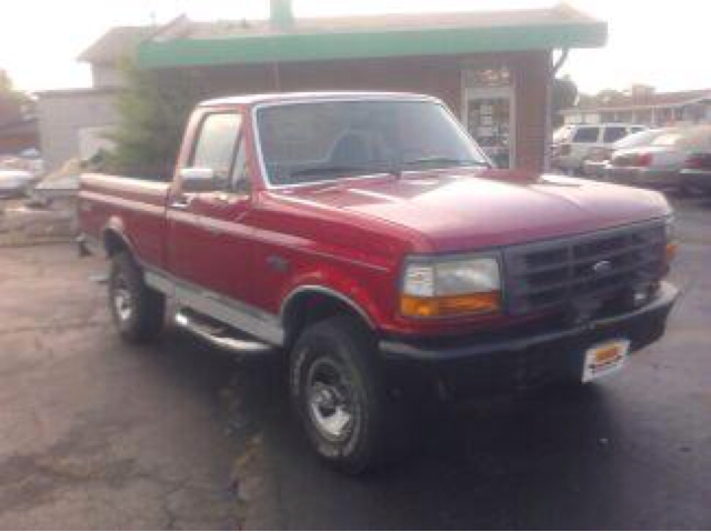 1996 Ford F-150 2dr Reg Cab 135 WB Truck