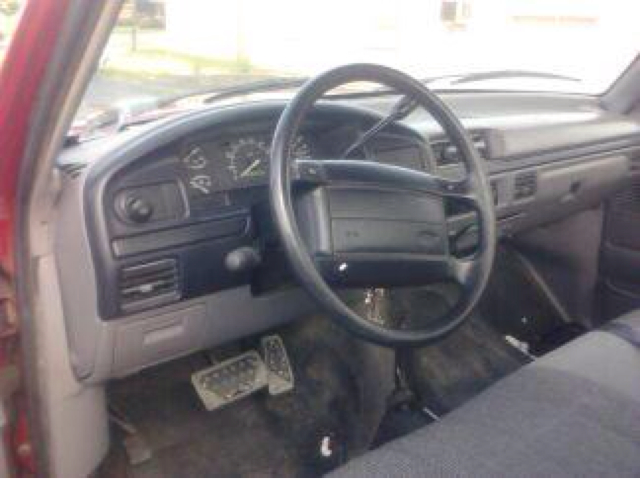 1996 Ford F-150 2dr Reg Cab 135 WB Truck