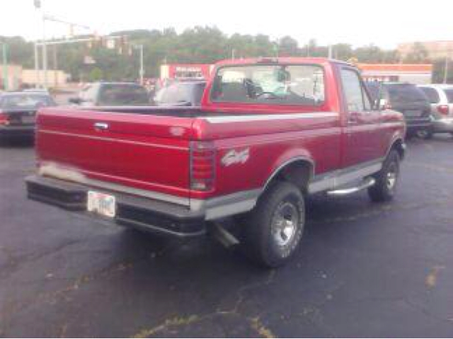 1996 Ford F-150 2dr Reg Cab 135 WB Truck
