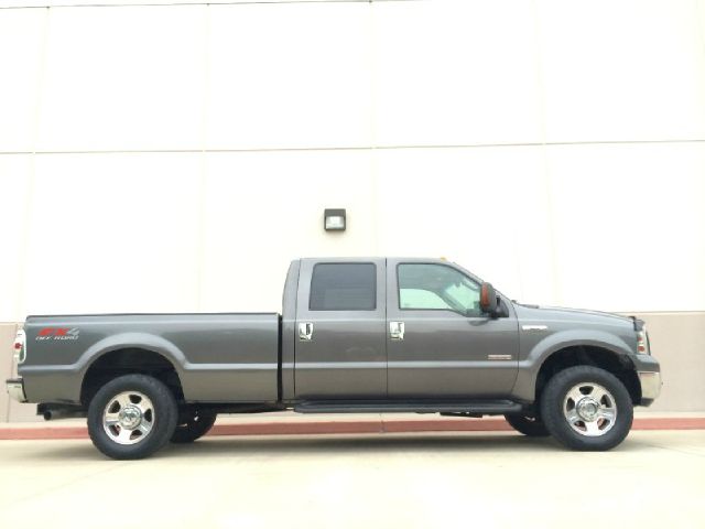 2005 Ford F-250 Super Duty Crew Cab 156 Inch XLT 4WD 4x4 Truck