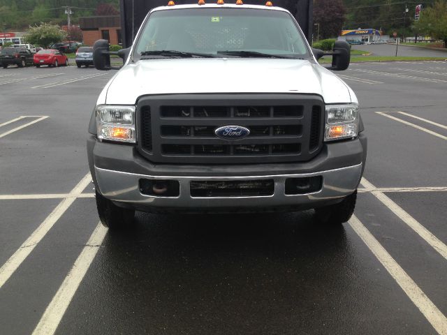 2005 Ford F-550 29