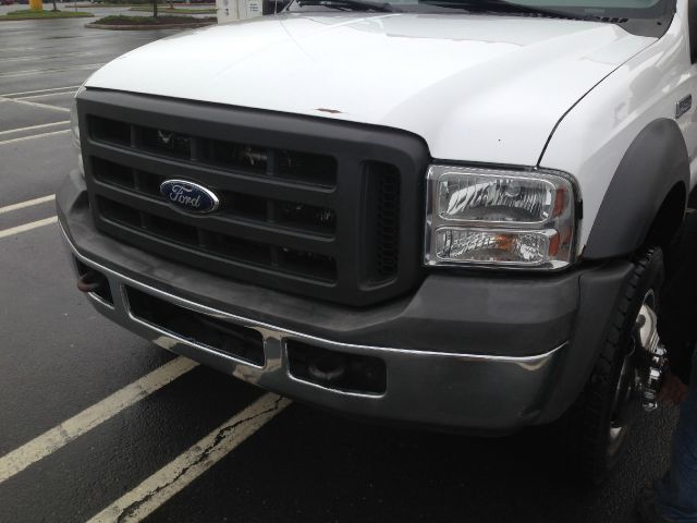 2005 Ford F-550 29