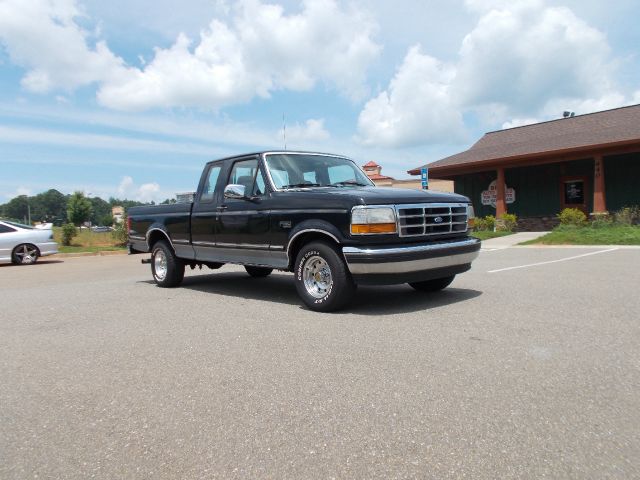 1995 Ford F150 SLE- 4X4