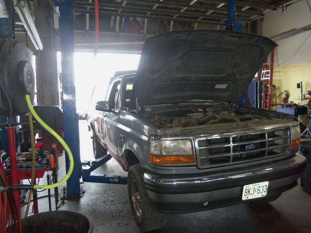 1995 Ford F150 2dr Reg Cab 135 WB Truck