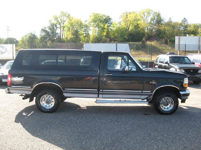 1995 Ford F150 2dr Reg Cab 135 WB Truck