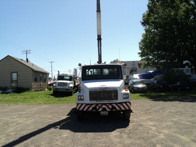 1997 Freightliner FL70 1999 Chevrolet LT