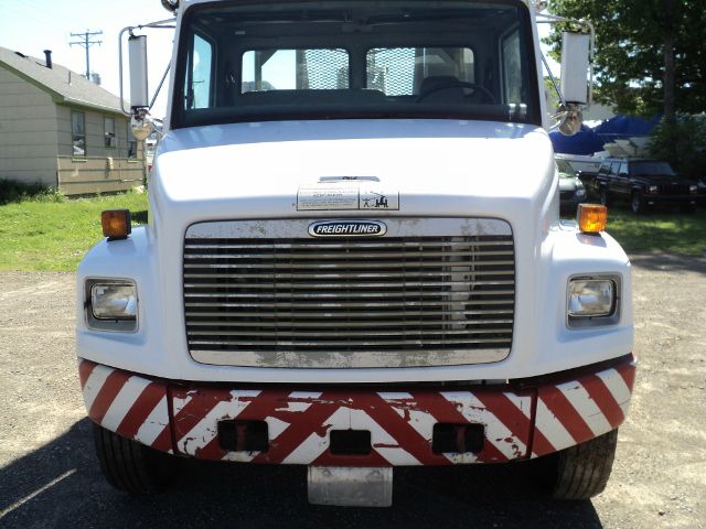 1997 Freightliner FL70 1999 Chevrolet LT