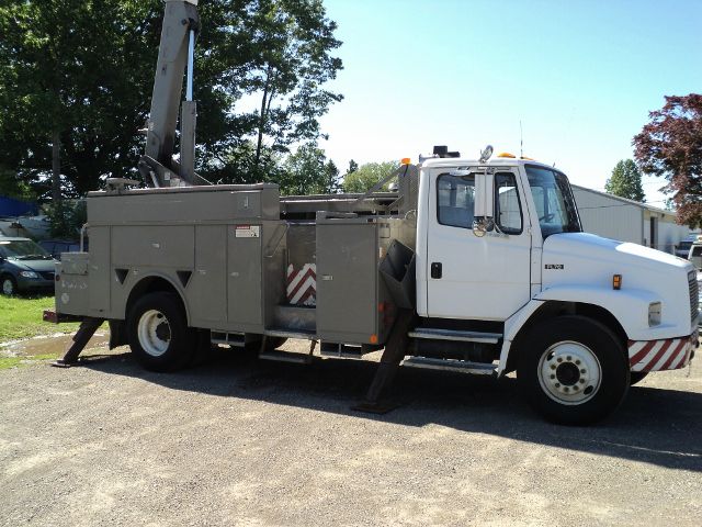 1997 Freightliner FL70 1999 Chevrolet LT