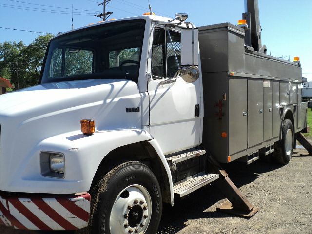 1997 Freightliner FL70 1999 Chevrolet LT