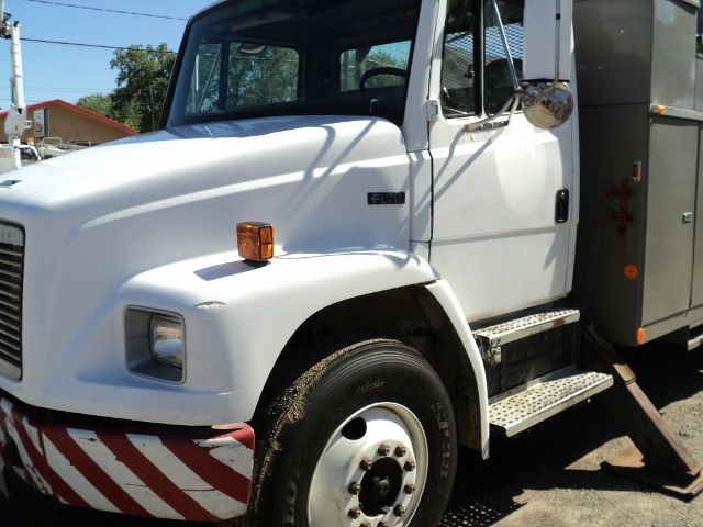 1997 Freightliner FL70 1999 Chevrolet LT