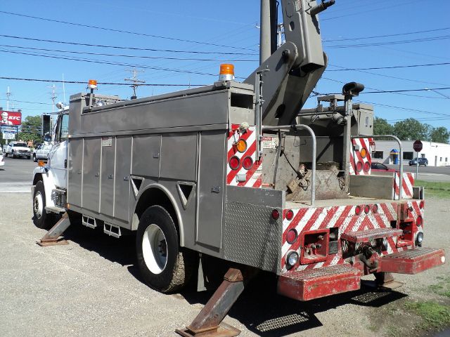 1997 Freightliner FL70 1999 Chevrolet LT