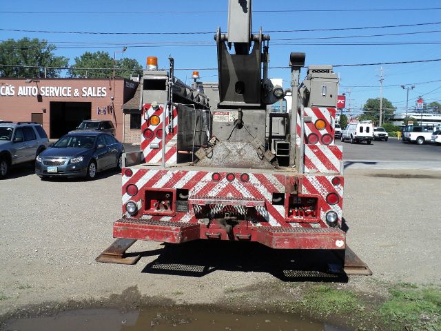 1997 Freightliner FL70 1999 Chevrolet LT