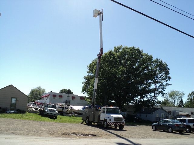 1997 Freightliner FL70 1999 Chevrolet LT