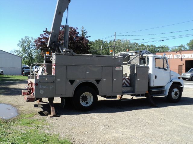 1997 Freightliner FL70 1999 Chevrolet LT