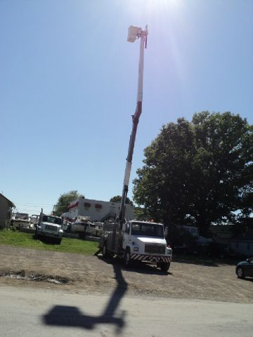 1997 Freightliner FL70 1999 Chevrolet LT