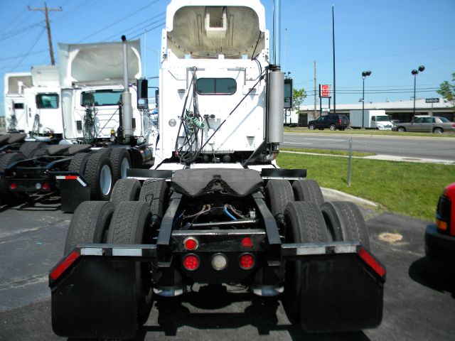 2000 Freightliner FLD120 Unknown