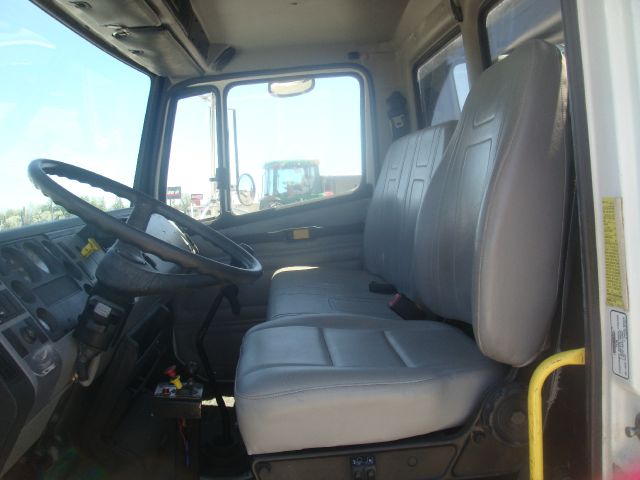 2000 Freightliner FL 70 Unknown