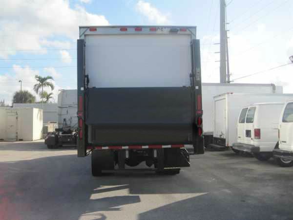 2007 Freightliner m-2 26 ft box truck Unknown