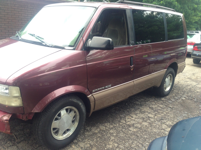 1996 GMC Safari 2004 Jeep Sport