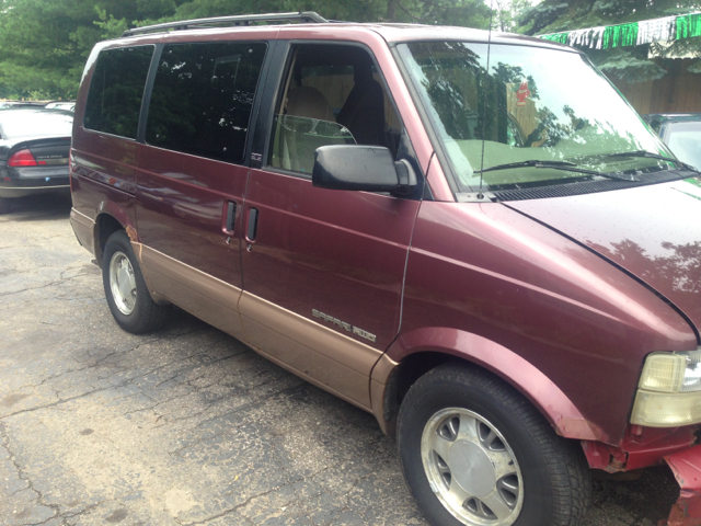 1996 GMC Safari 2004 Jeep Sport