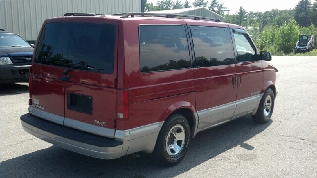 1998 GMC Safari 2004 Jeep Sport