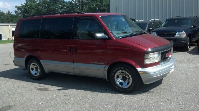 1998 GMC Safari 2004 Jeep Sport