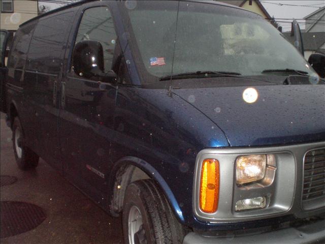 2002 GMC Savana Base