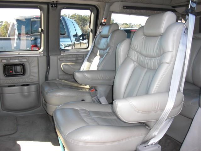 2005 GMC Savana Base