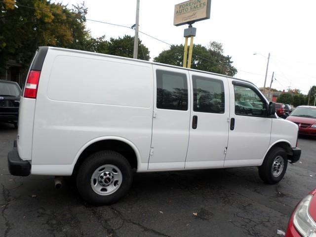 2011 GMC Savana Base