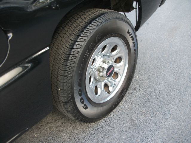 2006 GMC Sierra 1500 XLE Passenger Van